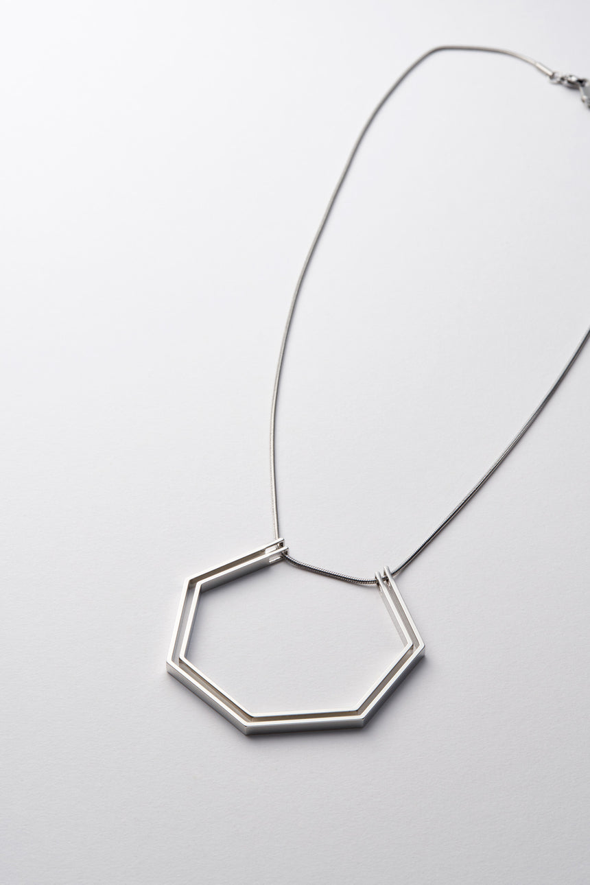 7角形の形をしたシンプルな、真鍮製アクセサリーのネックレス
