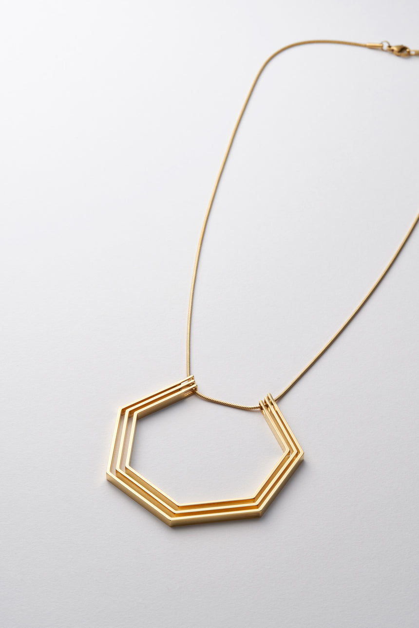 7角形（Heptagon）の形をしたシンプルな、真鍮製アクセサリーのネックレス