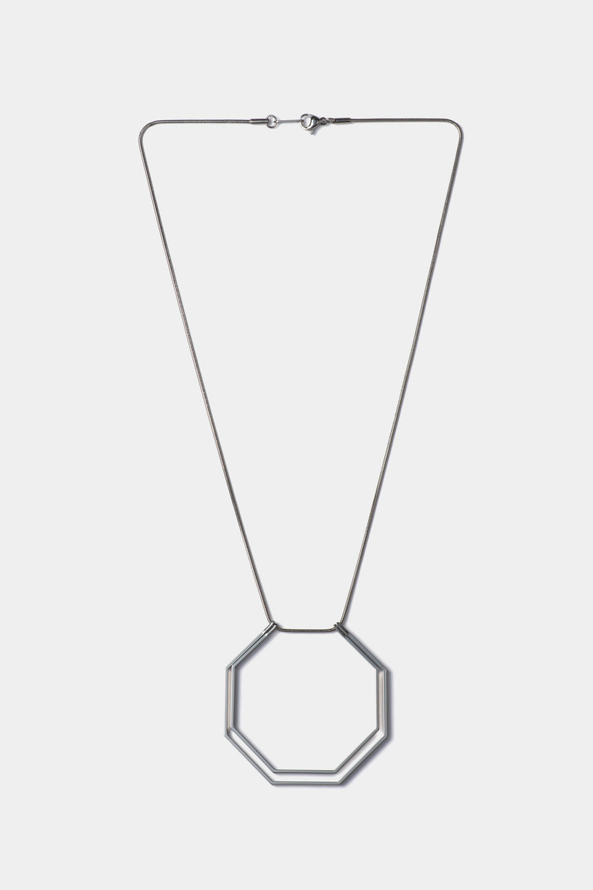 8角形の形をしたシンプルな、真鍮製アクセサリーのネックレス