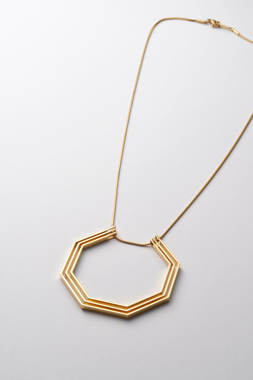 8角形（Octagon）の形をしたシンプルな、真鍮製アクセサリーのネックレス