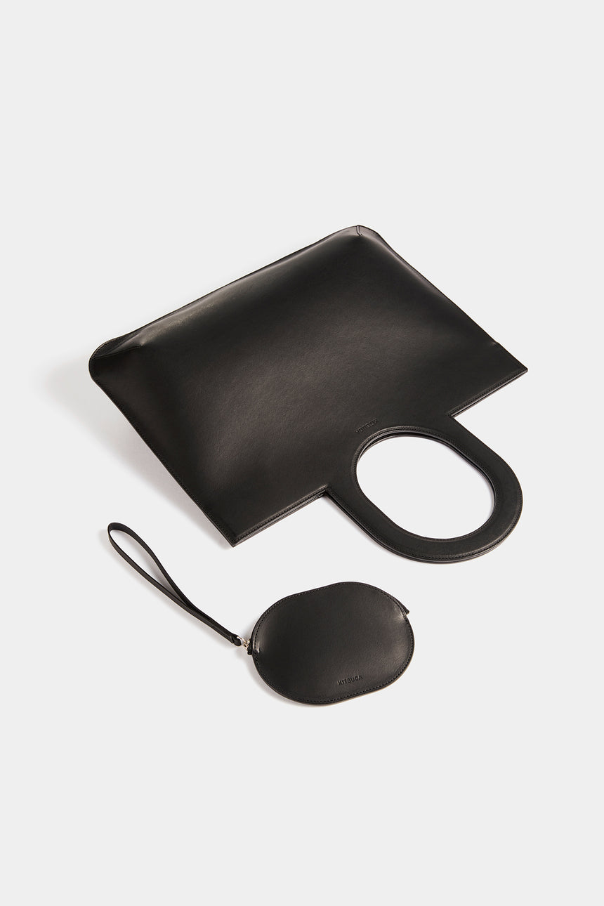 シンプルなレザーハンドバッグと楕円のポーチ
