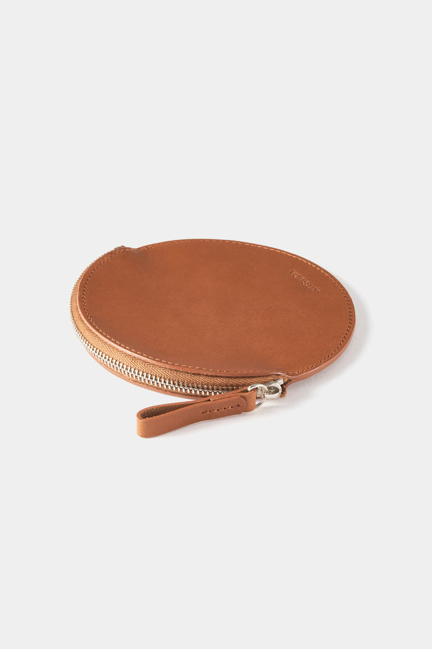 茶色いシンプルな丸型の革製コインケース（ミニ財布）